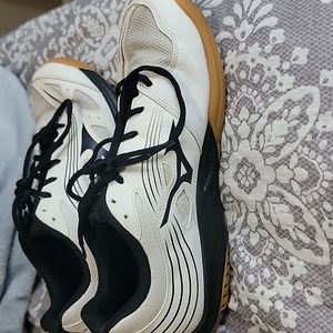 Mizuno volleyball shoes size 9.5 runs small